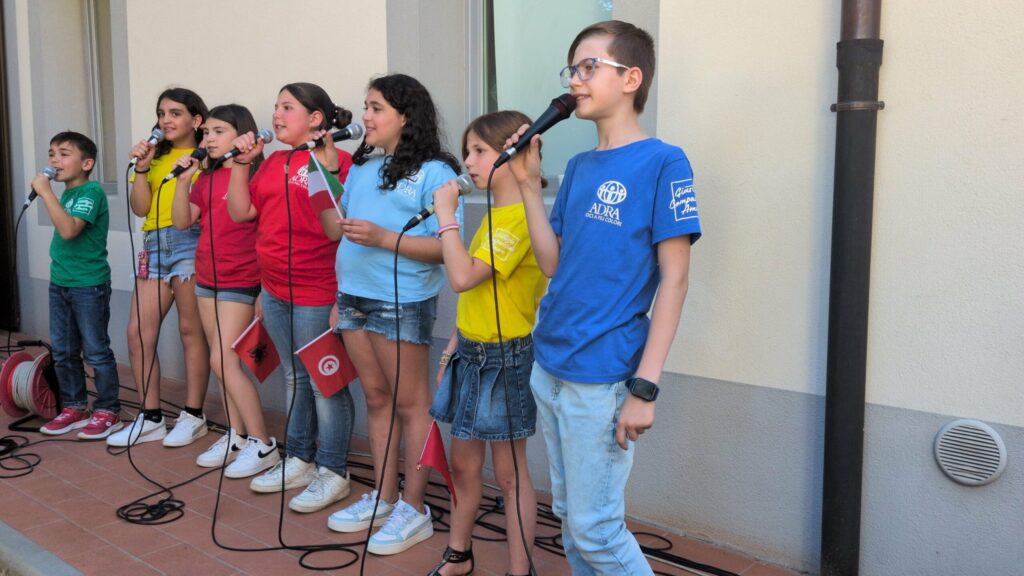 Il coro di bambini «Voci a più colori» canta in piazza