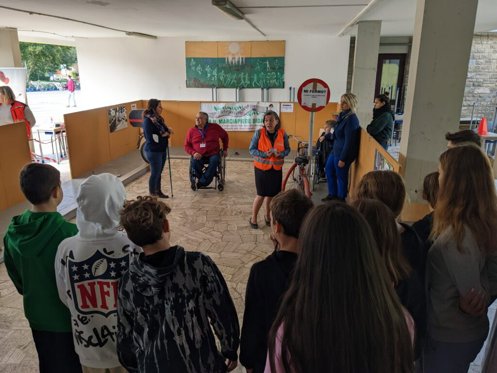 Bambini e volontari durante un'attività educativa ADRA